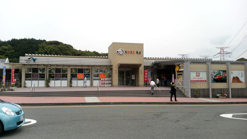 1280px-Kyushu-expressway-kiyama_pa-motenasu
