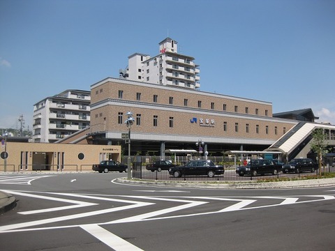 Station_building_of_JR_Takarazuka_station