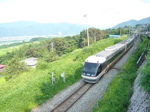 1024px-姨捨駅&しなの_2