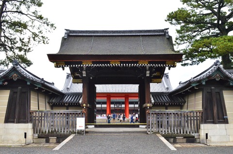 Kyoto-gosho_Kenreimon_(open)