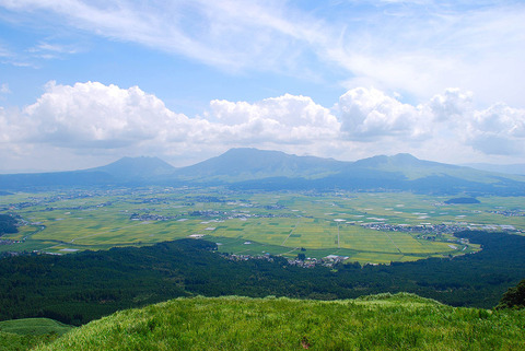 1024px-Mt.Aso_and_caldera01