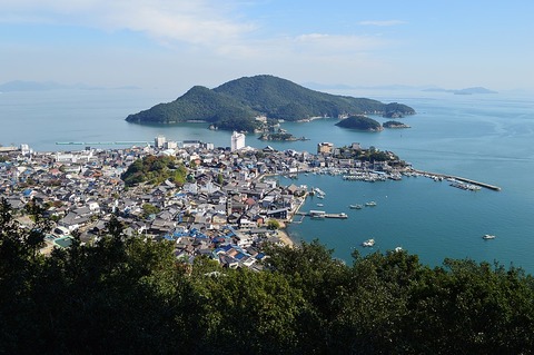 1024px-Tomonoura_viewed_from_Taishiden