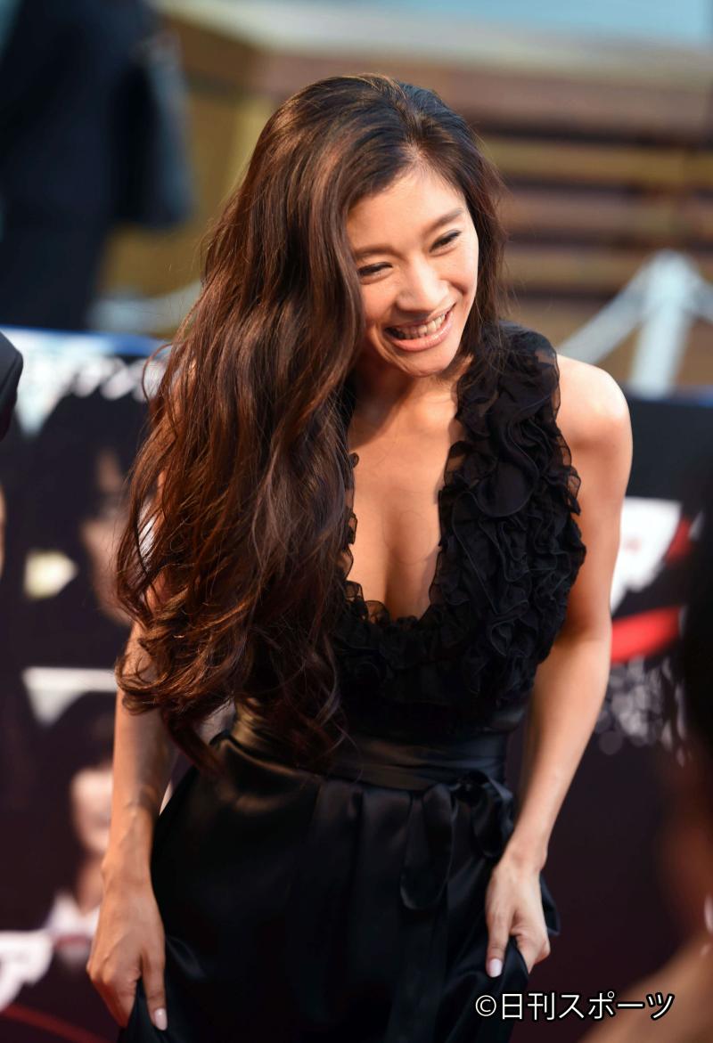 篠原涼子 人気女優の横乳おっぱいの谷間の画像 芸能画像 多摩川