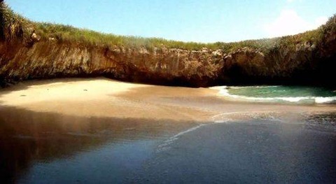 The-hidden-beach-of-Marieta-Islands-Playa-del-Amor-05