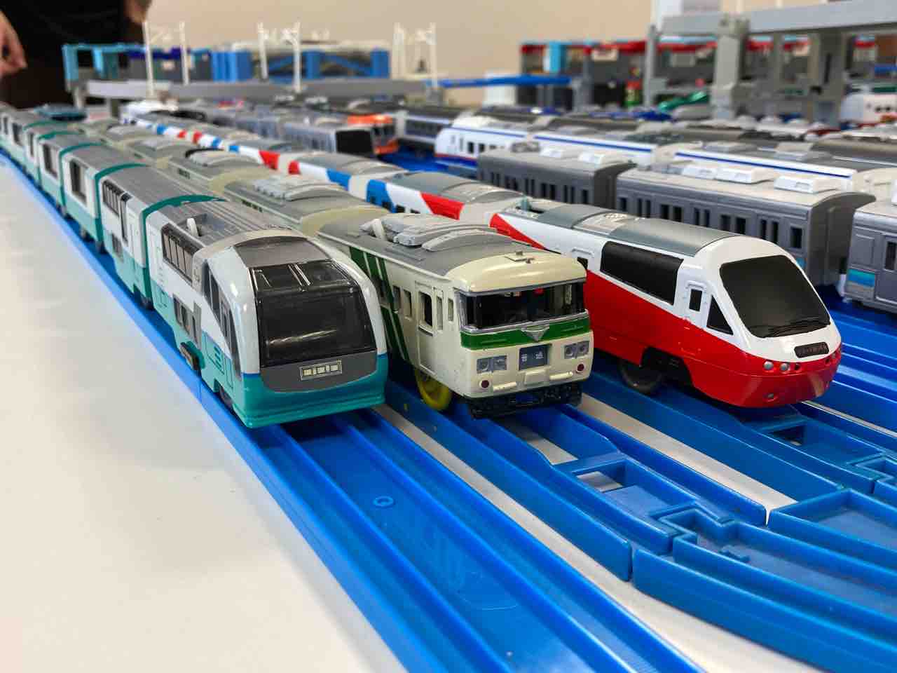 プラレール。伊豆急リゾート21。 プラレール 伊豆急リゾート21 （伊豆急2100系） - Tomy Plarail
