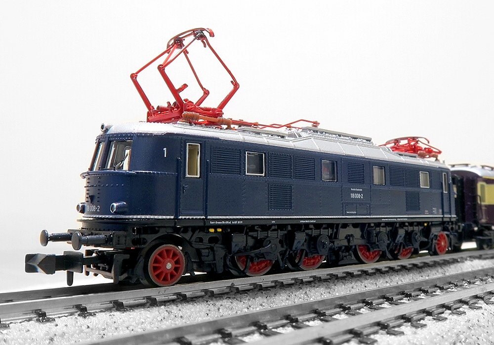 アーノルド製 ＤＢ（ドイツ） Ｅ１９ 12 急行型電気機関車　一部車台外れあり Amazon.co.jp: アーノルド製 DB（ドイツ） E19 12 急行型