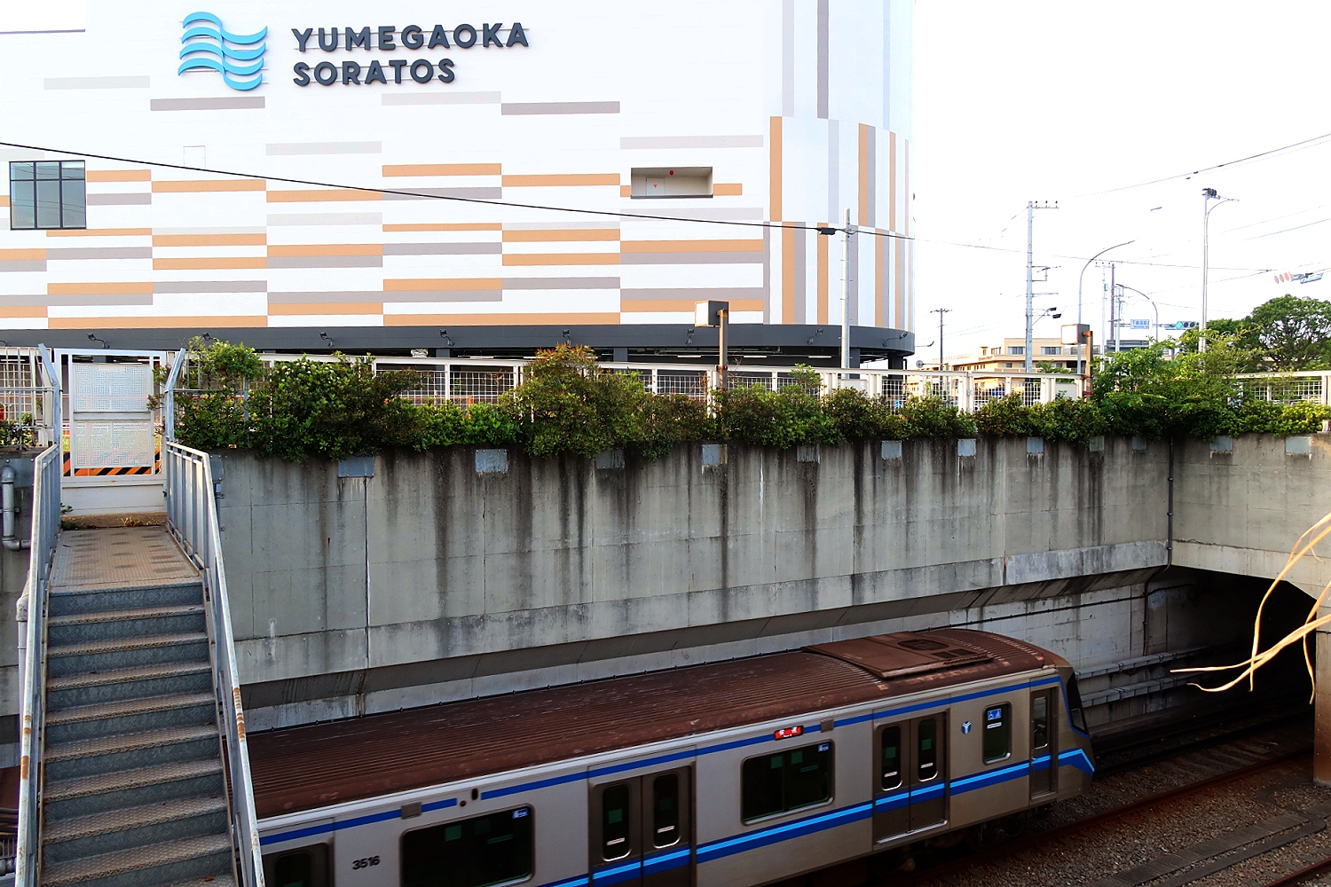 駅露出 