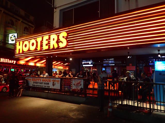 hooters-bar-bangkok
