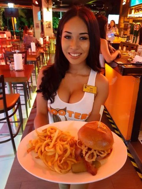 hooters-burger