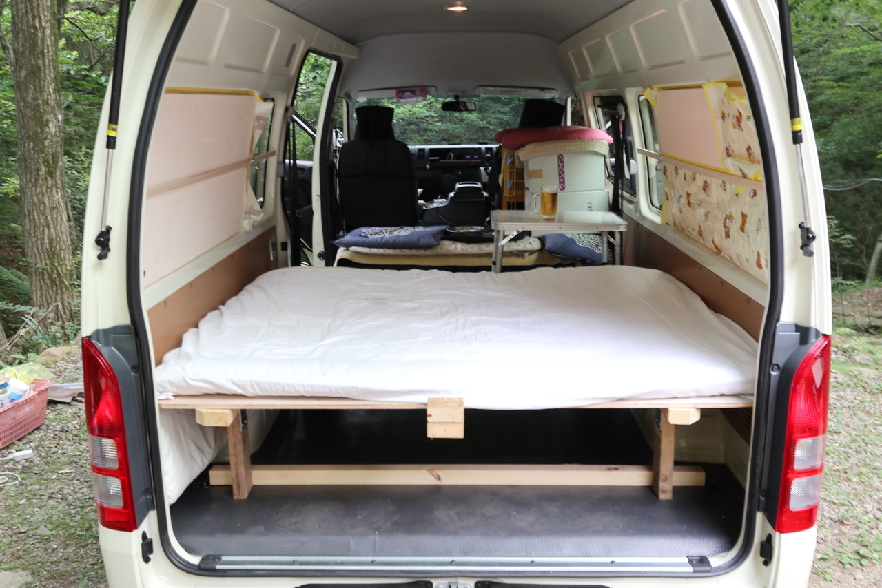 ハイエース車中泊仕様 ベッドとリビングスペース ひみつ基地の湯めぐりブログ