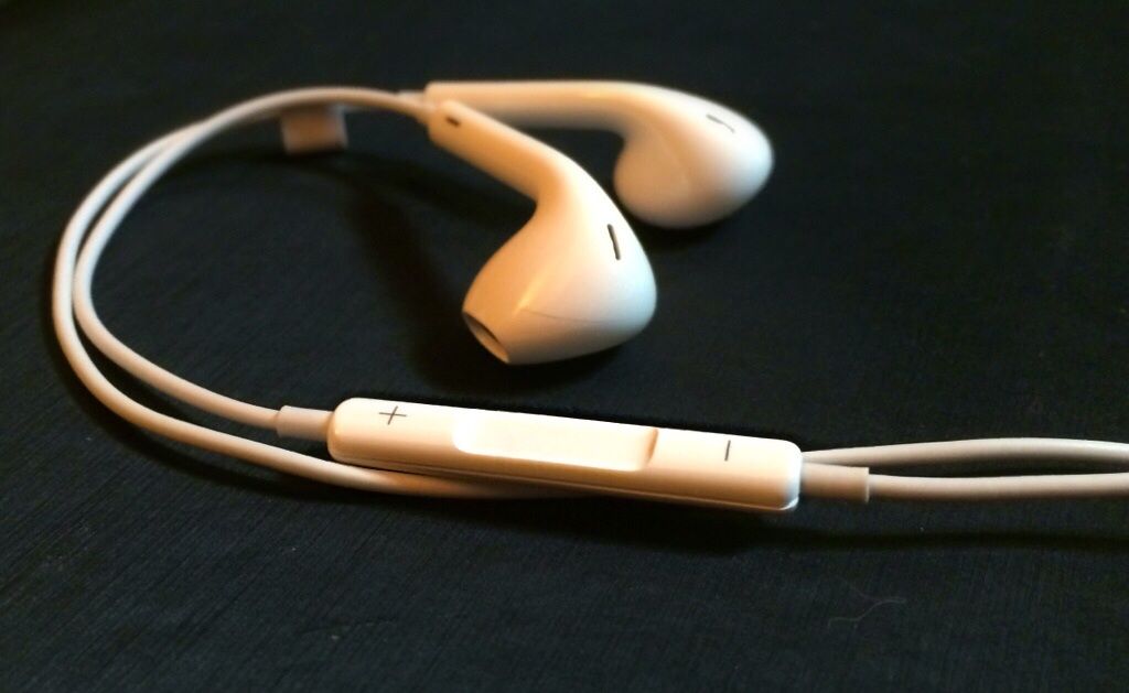 Iphone付属イヤホンのリモコンには隠し機能がいっぱいって知ってた おっさん大学生のすすめ Iphone付属イヤホンのリモコンには隠し機能がいっぱいって知ってた おっさん大学生のすすめ