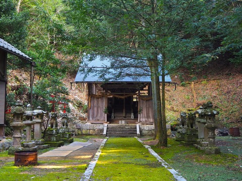 朝禰神社境内