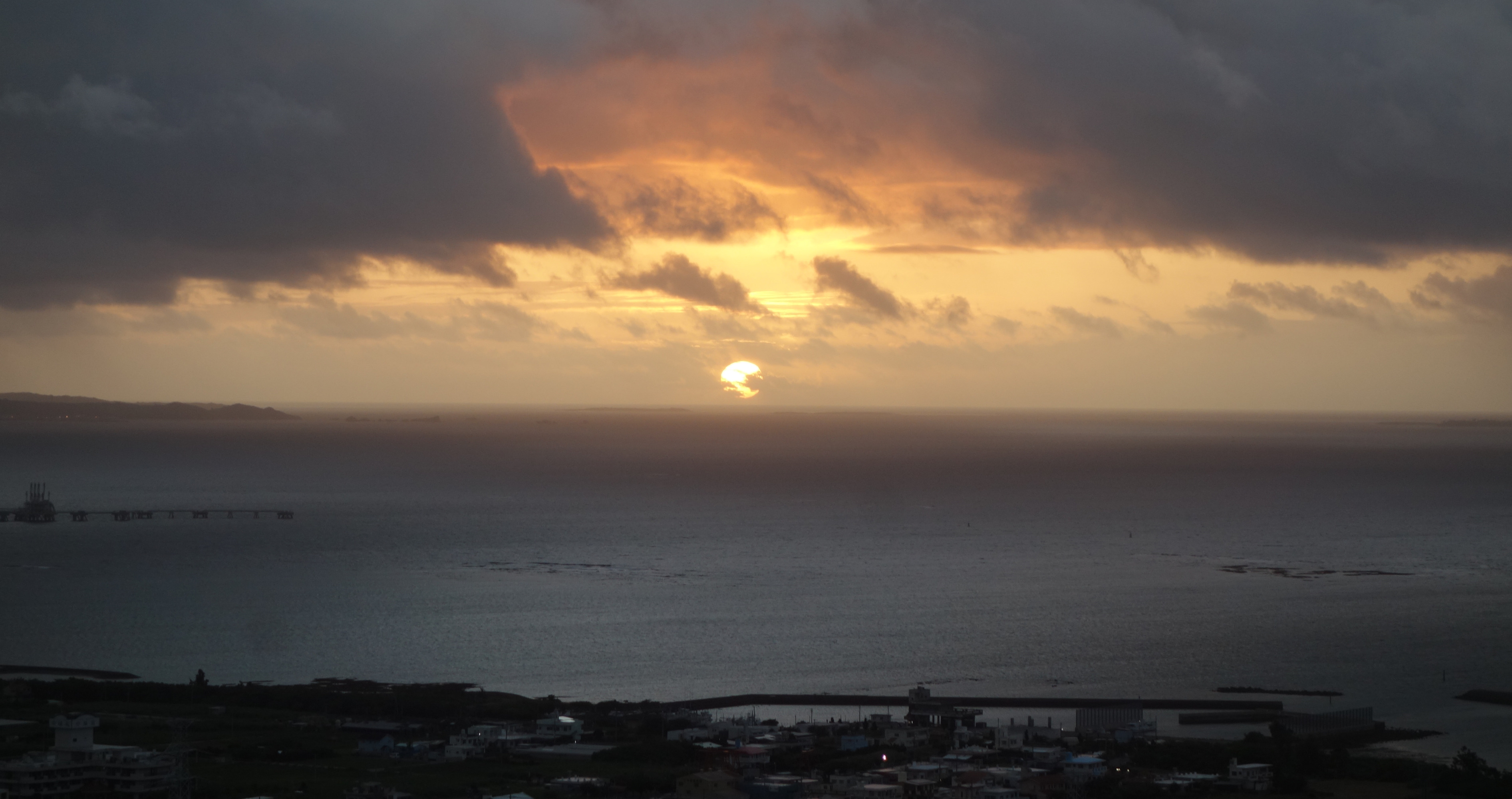 日が昇る 運気もアゲアゲ 奥の坂道