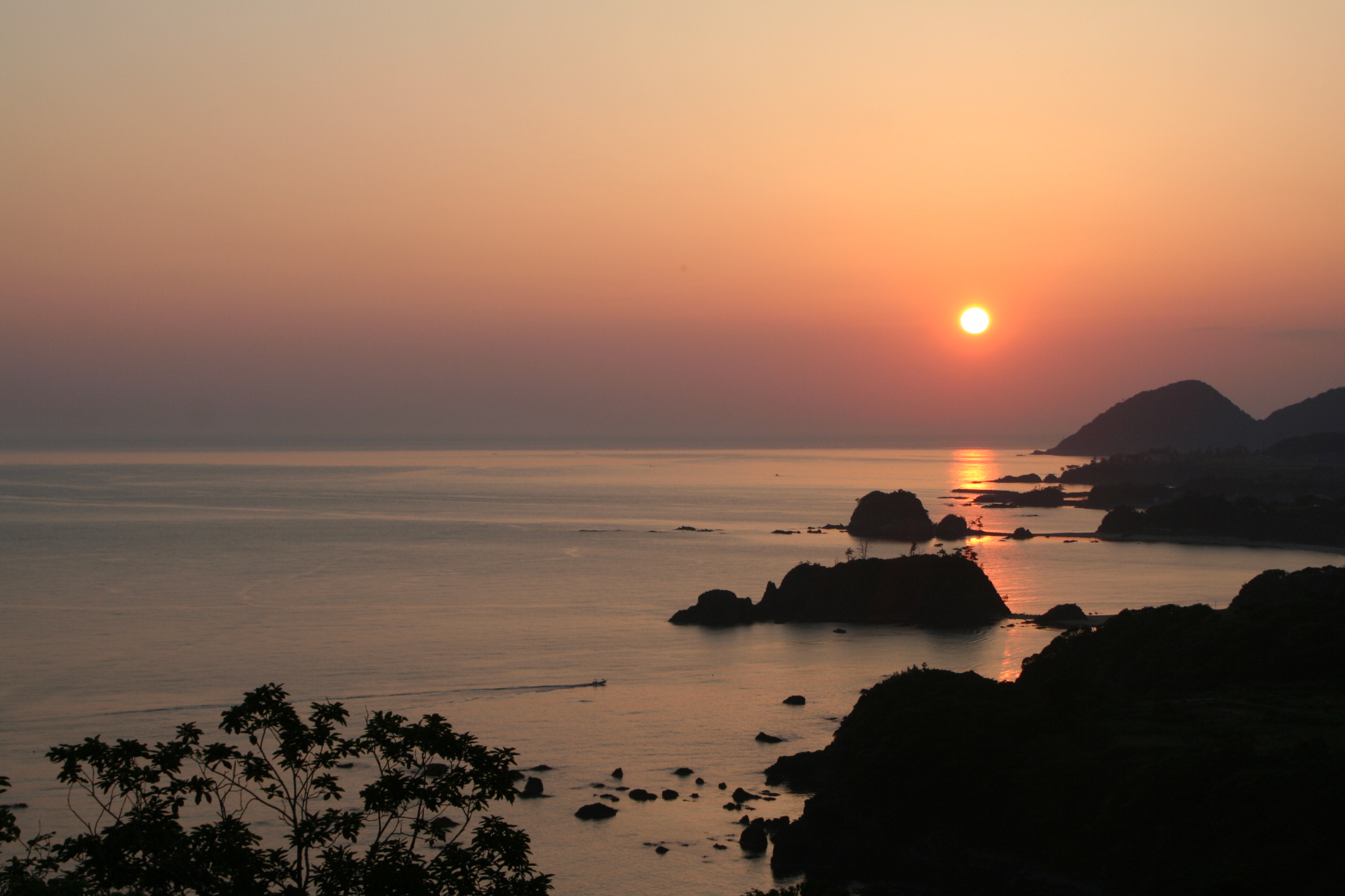6月の朝日と夕日 丹後半島 海がきれいな高嶋海水浴場 オートキャンプ場ブログ