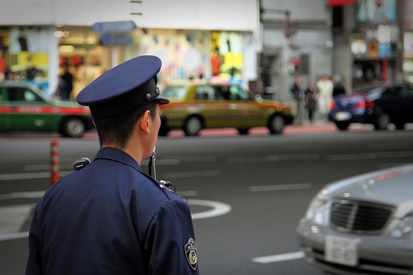 1200px-Policeman_at_Tokyo