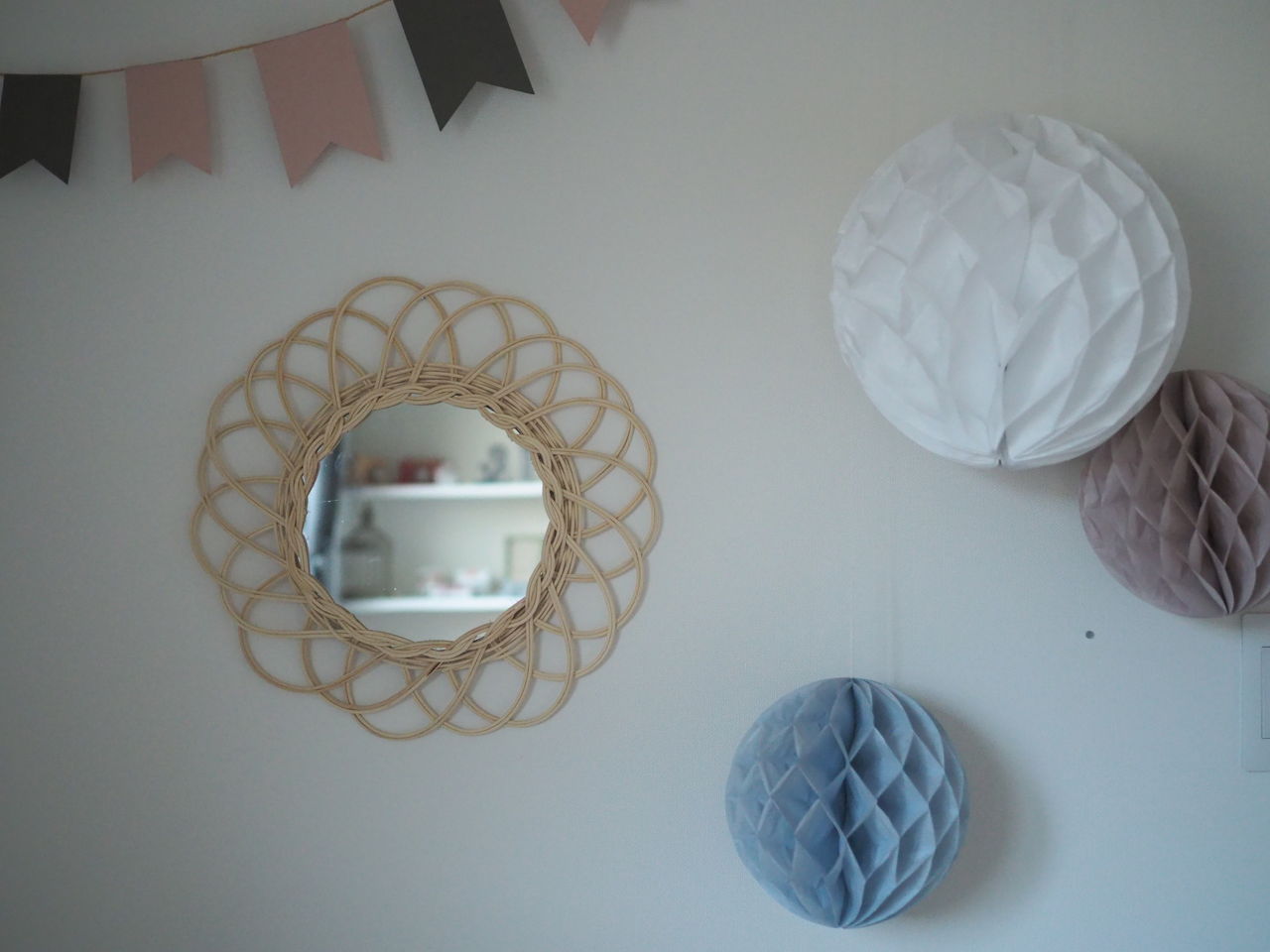 ダイソーの鏡で作るラタンミラー Marguerite