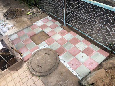 庭diy 玄関脇にカラー平板敷設 たにし大記録 庭diy 玄関脇にカラー平板敷設 たにし大記録