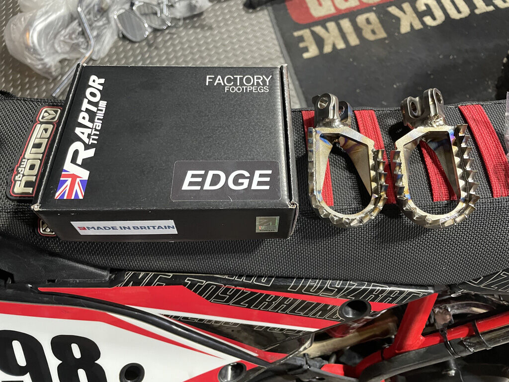 Raptor Titanium フットペグ たにし大記録