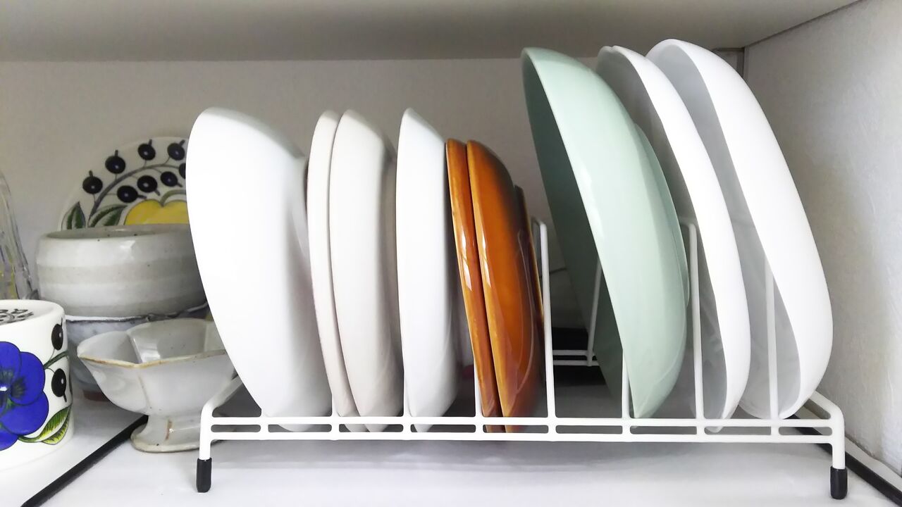セリアのお皿立てと食器棚年末に向けてビフォー写真 暮らしふわり 和と北欧でシンプルに セリアのお皿立てと食器棚年末に向けてビフォー写真 暮らしふわり 和と北欧でシンプルに