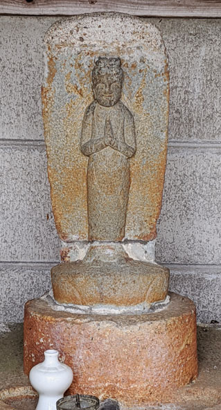 塩尾寺休憩所地蔵アップ