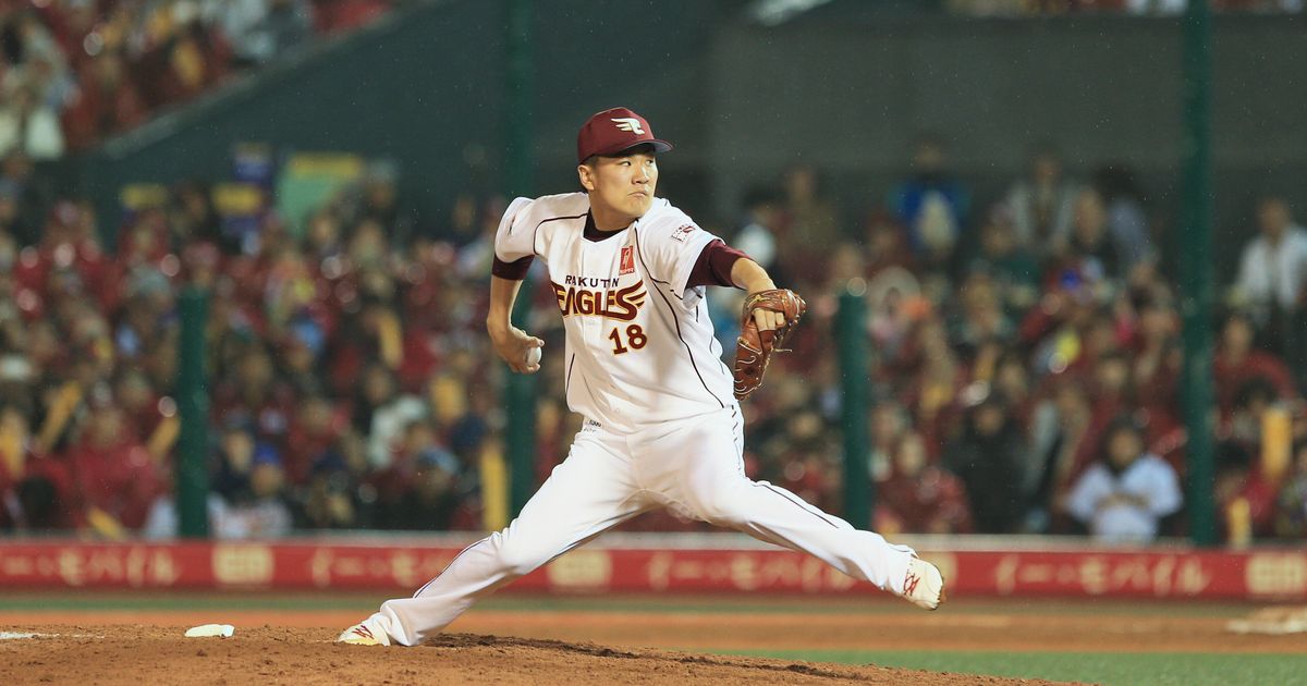 13年日本シリーズで優勝を決め、嶋と抱き合う田中将大