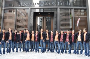 abercrombie_fitch_ginza_store_models_03-thumb-700x464-19768