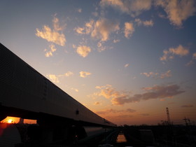 隙間から夕日