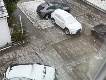 【海外の反応】シアトルの凍結した坂道で車が次々滑り落ちる動画が話題に　「4WDでも氷には無力」「ブレーキの意味がない」