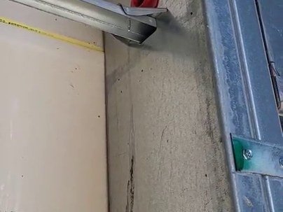 【海外の反応】壁から変な音がすると思ったら…赤い顔がにゅっ「鳥でした」「配線手伝ってくれてるんだろ」