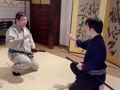 【海外の反応】居合の達人が早抜きで弟子を圧倒する動画が話題に　「家ではやるなよ」「動きの効率がヤバい」