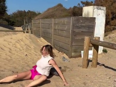 【海外の反応】砂浜の丸太に全力ジャンプを忘れて激突した女性　「ジャンプボタン押し忘れた」「人生のクイックタイムイベント失敗」