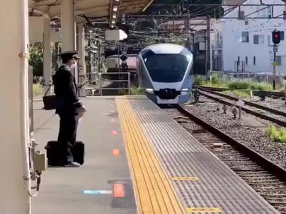 【海外の反応】日本の特急列車が豪華すぎる　「54ドルでこれ!?」「うちの国の列車と比べると泣ける」