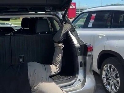【海外の反応】トヨタ各車種のトランクに人が入ってサイズ比較してみた動画　「死体は何個入る？」「やはり計測単位は遺体だな」