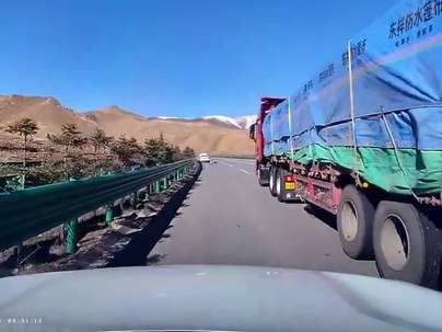 【海外の反応】中国の高速で割り込んで来たトラックに激怒したドラレコ主、数秒後に命を救われたと気づく　「あのクラクションは友好の証」「お礼ぐらい言ってやれ」