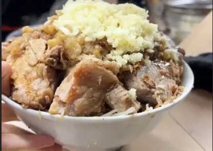 これがジャパンのNo.1ラーメンだ。二郎系ラーメンが最高。海外の反応
