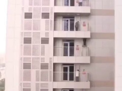 【海外の反応】日本のビルに設置された避難リフトシステムが斬新すぎる　「天才的だけど…」「パニック時に機能するの？」