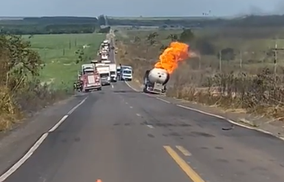 お前らそんな近くで大丈夫か？ガスを運んでいたトラック火災による大爆発。海外の反応