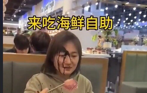 どうしてそんなに真っ黒になったの？中国の料理店でのイカ墨事件。海外の反応