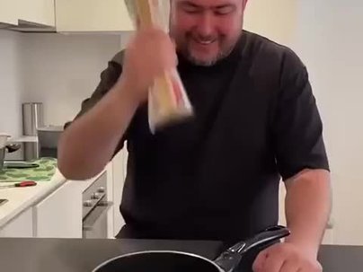 【海外の反応】イタリア人のカルボナーラの作り方が本気すぎる　「パスタ折ったら殺されるぞ」「グアンチャーレってどこで買えるんだよ」