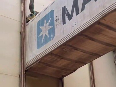 コンテナ船の中から見上げた、縦のレールの間を下りてくるコンテナ「上級者向けのテトリスどころじゃない」【海外の反応】