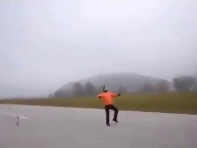 【海外の反応】時速80kmで走るトラックから時速80kmで後ろに射出された男、地面の上で完全に静止　「物理法則が仕事してる」「信じてたのは物理より技術者だろ」