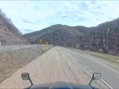 【海外の反応】時速145kmでブレーキが効かない大型トラック、緊急避難用「砂利ランプ」に突っ込む　「設計通りに機能した」「運転手は新しいパンツが必要」