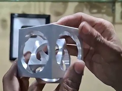 【海外の反応】アルミの塊を削って立方体の中に球を作る職人技が凄い　「退屈なほどに完璧」「中の球どうやって取り出すの？」