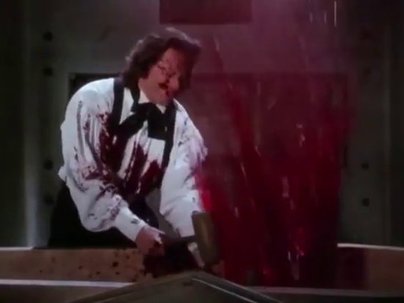 【海外の反応】吸血鬼の心臓に杭を打ち込んだら想定外の血の噴水が爆発する映画の名シーン　「もう死んでるから大丈夫」「新聞敷いときゃよかった」