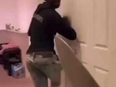 【海外の反応】ホラー映画のお約束を完全再現した動画が面白すぎる　「ピザ食ってるの草」「階段から落ちる体張りすぎ」