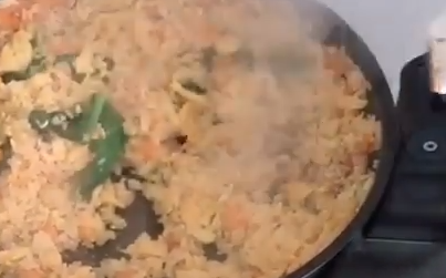 料理がめんどくさい人必見。自動で焼きめしを作ってくれる機械。海外の反応