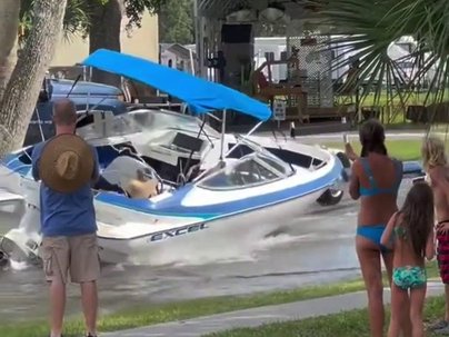 【海外の反応】「信じろ、絶対うまくいくから」と豪語した男、ボート揚げ方をミスって股間直撃　海外民「ウィンチ使えよ」「玉潰れてて草」