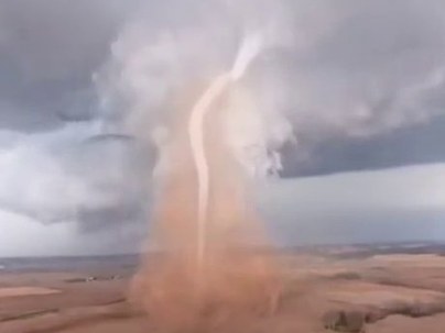 【海外の反応】ドローンが竜巻に突っ込んで撮影した映像が凄すぎる　「ツイスターのリメイクが捗るな」「ドロシーって名前付けろ」