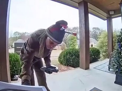 【海外の反応】玄関にお菓子を置いたらUPS配達員がカニ歩きで大喜び 「この人が好きだ」「絶対配信してほしい」