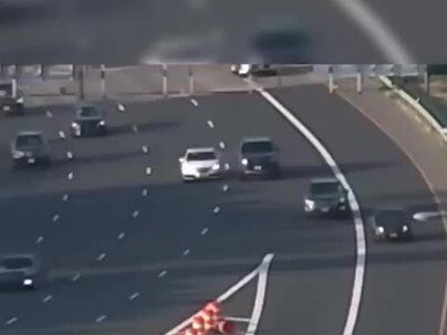 【海外の反応】出口を逃したくなくて高速を横切る車が多すぎる　「悪いドライバーは絶対に逃さない」「設計もひどい」